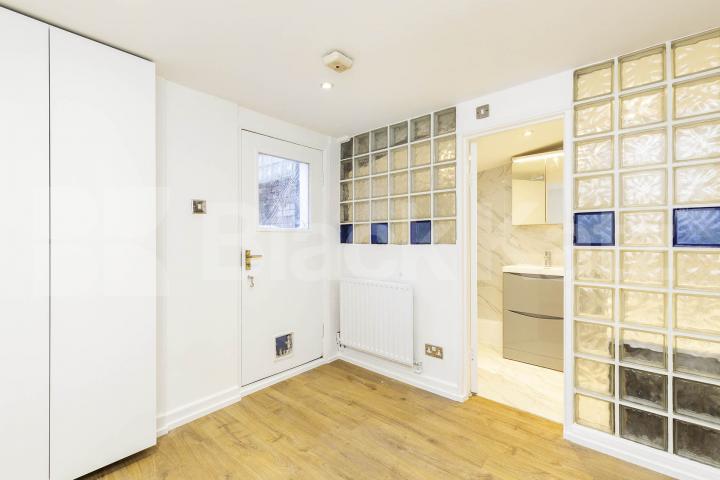 Rent includes gas electric & water - mins to tube and shops   Parkway, Camden / Regents Park